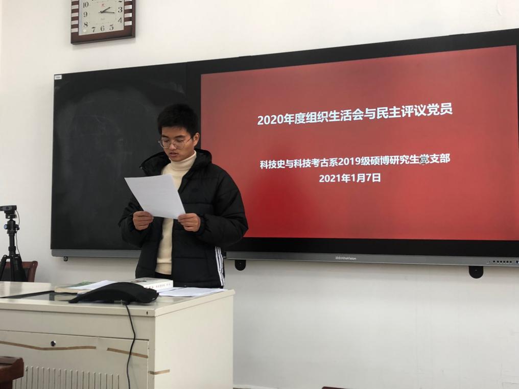 人站在電視前  中度可信度描述已自動生成