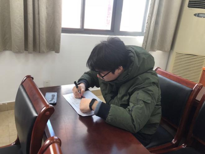 椅子上坐著人  中度可信度描述已自動生成